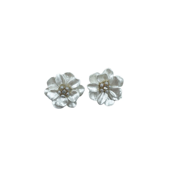 EARRING FLOWER STUD WHITE WITH SML PEARL & DIAMANTE DETAIL