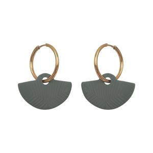 EARRING ROUND GOLD HOOP WITH FAN PENDANT IN GREEN