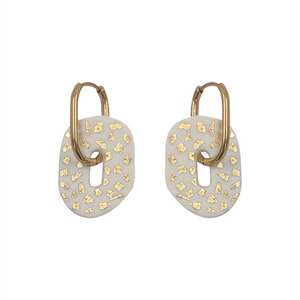 EARRING GOLD EGG SHAPE HOOP WITH WAVY PENDANT IN WHITE WITH GOLD FLECKS