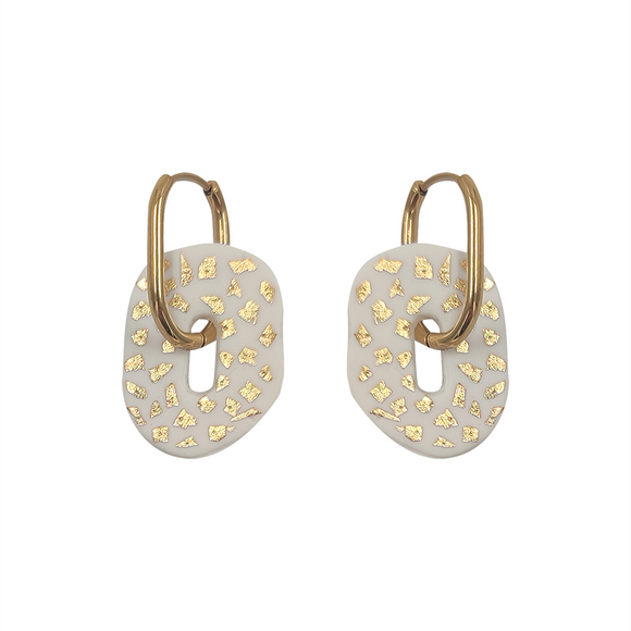 EARRING GOLD EGG SHAPE HOOP WITH WAVY PENDANT IN WHITE WITH GOLD FLECKS